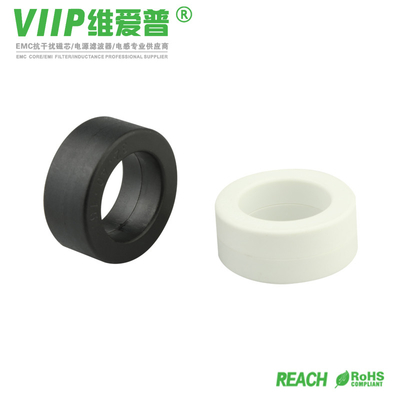 Anillos magnéticos negros de la ferrita alrededor de los cables 40.6X15X27.4m m